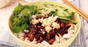 娱乐吃瓜酱吃面条视频在线观看,面条美食之旅，在线观看带你领略美味瞬间